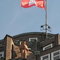 3356_5426 Hamburg Fahne auf dem Dach des Hamburger Kontorhauses Montanhof. | Flaggen und Wappen in der Hansestadt Hamburg